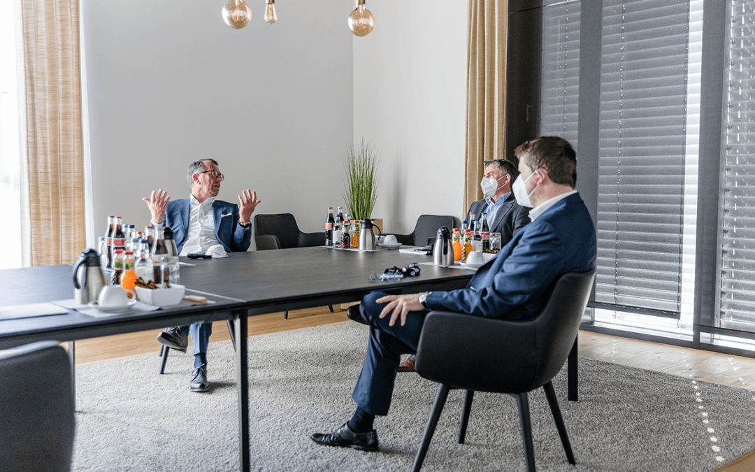 Ende März besuchte der Allgäuer Bundestagsabgeordnete Stephan Stracke (CSU) den Firmenstammsitz von Multivac in Wolfertschwenden, um sich mit dem Geschäftsführenden Direktor Christian Traumann über aktuelle Themen auszutauschen.