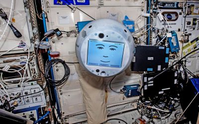 Künstlicher Astronaut Cimon auf dem Weg ins All