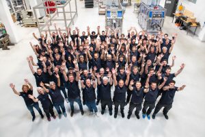 „75 Jahre Wilhelm Fischer Spezialmaschinenfabrik GmbH in Durach – Teamfoto und Produktionshalle“