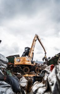 Mitarbeiter bei Eisen Braun sortieren Metallschrott zur Wiederverwertung im Recyclingprozess