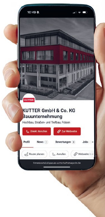 Eine Hand hält ein Smartphone mit einem digitalen Firmenprofil