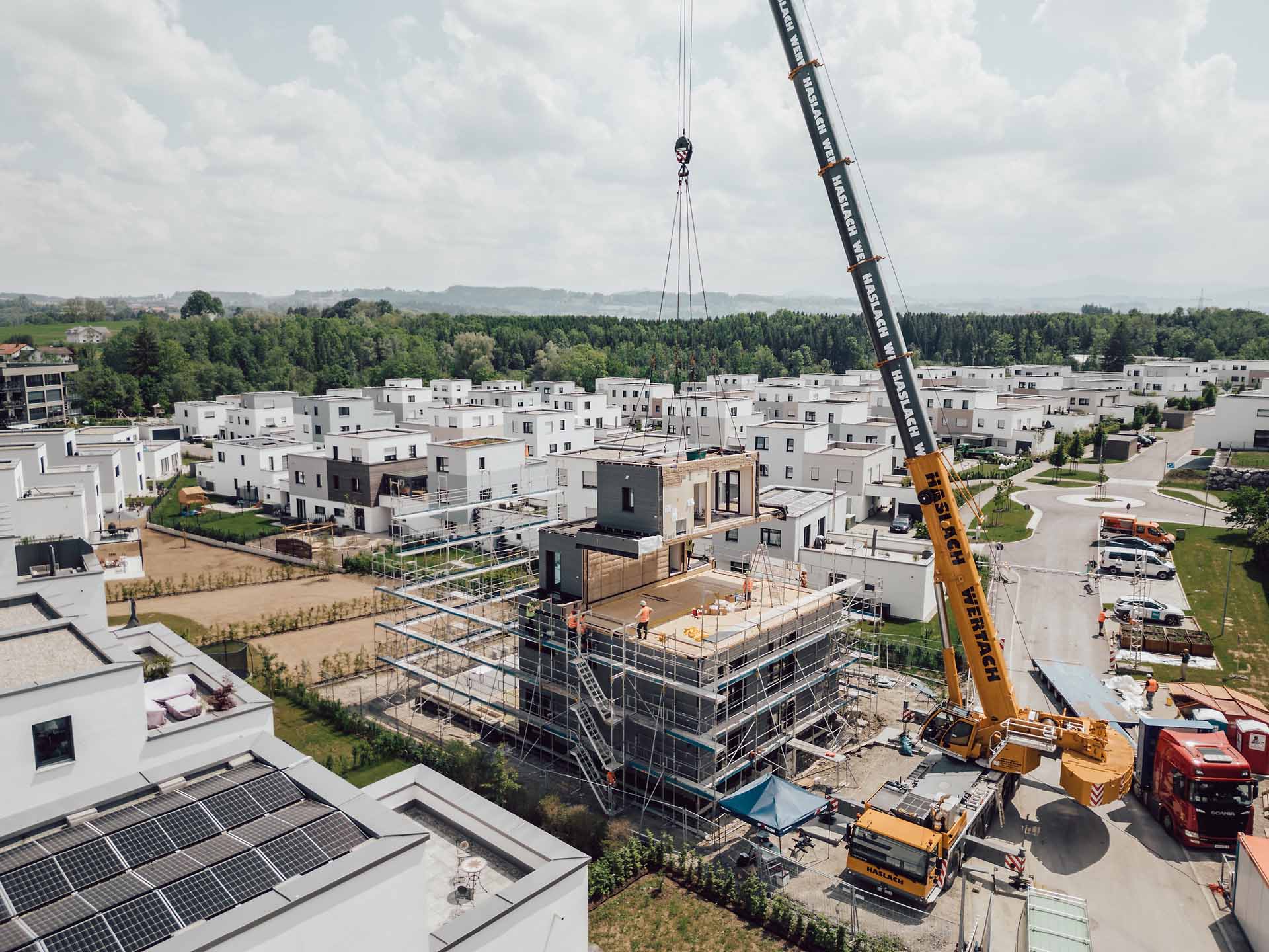 Holzmodule in Produktion bei Geiger Holzsystembau Wangen in moderner Fertigungshalle