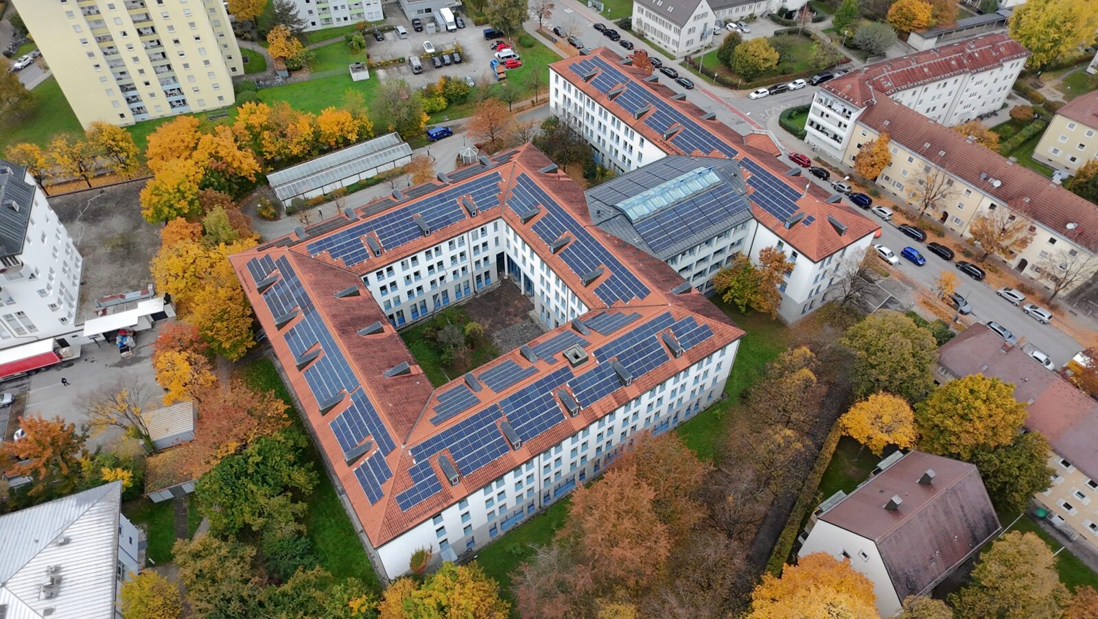 PV Anlagen auf Dächern von Schulen, Behörden und Industriegebäuden im Allgäu durch RMPV