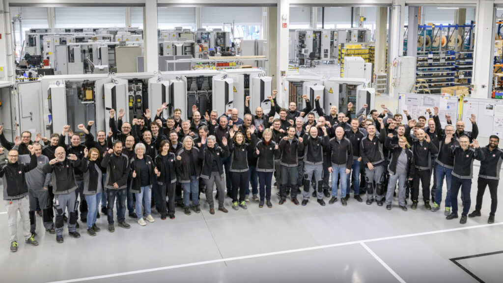 Produktionshalle von NIEHOFF in Leuterschach mit moderner Fertigung und Montage