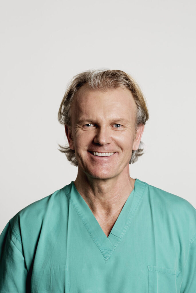 Dr. Tveten in seiner Schönheitsklinik in Kempten