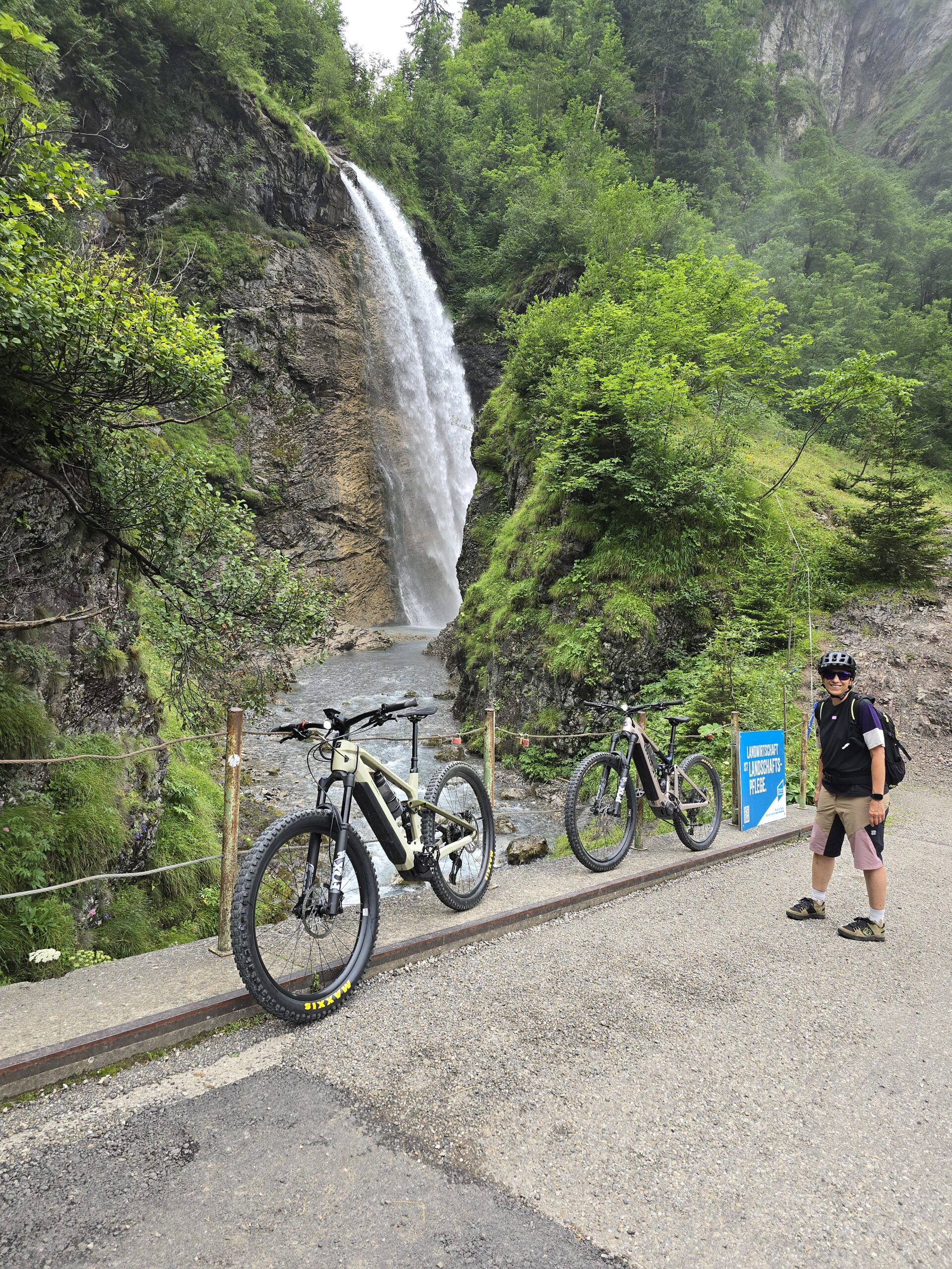 Toni Voggel analysiert die Sitzposition eines Kunden bei der individuellen Radoptimierung im E-Bike-Fachgeschäft in Fischen