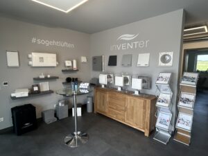 Frank Raida und die Lüftungslösungen von inVENTer in den Ausstellungsräumen in Bidingen