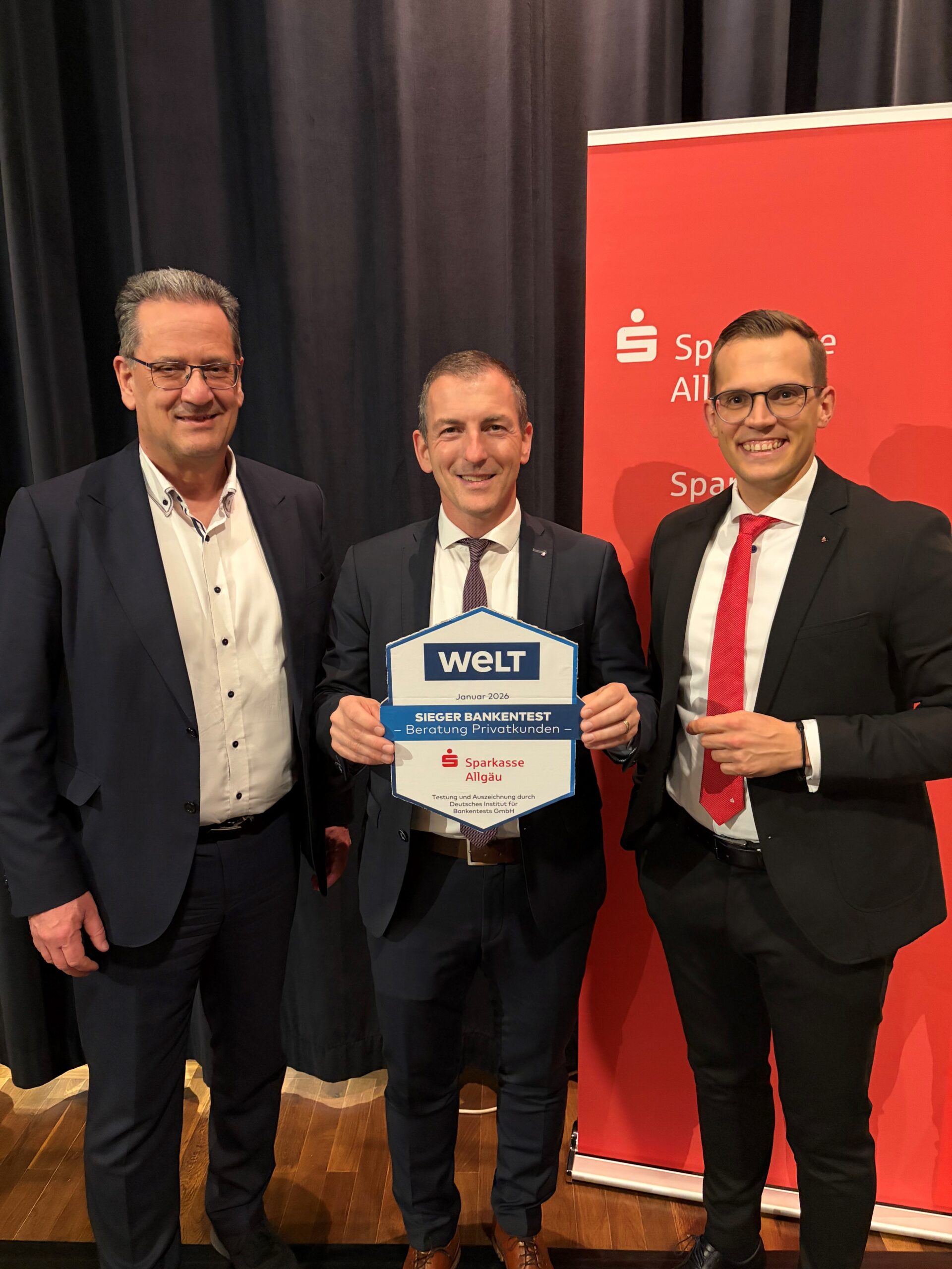 Rochus Nickl, Angelo Picierro und Michael Sambeth mit Auszeichnung der Sparkasse Allgäu beim Bankentest