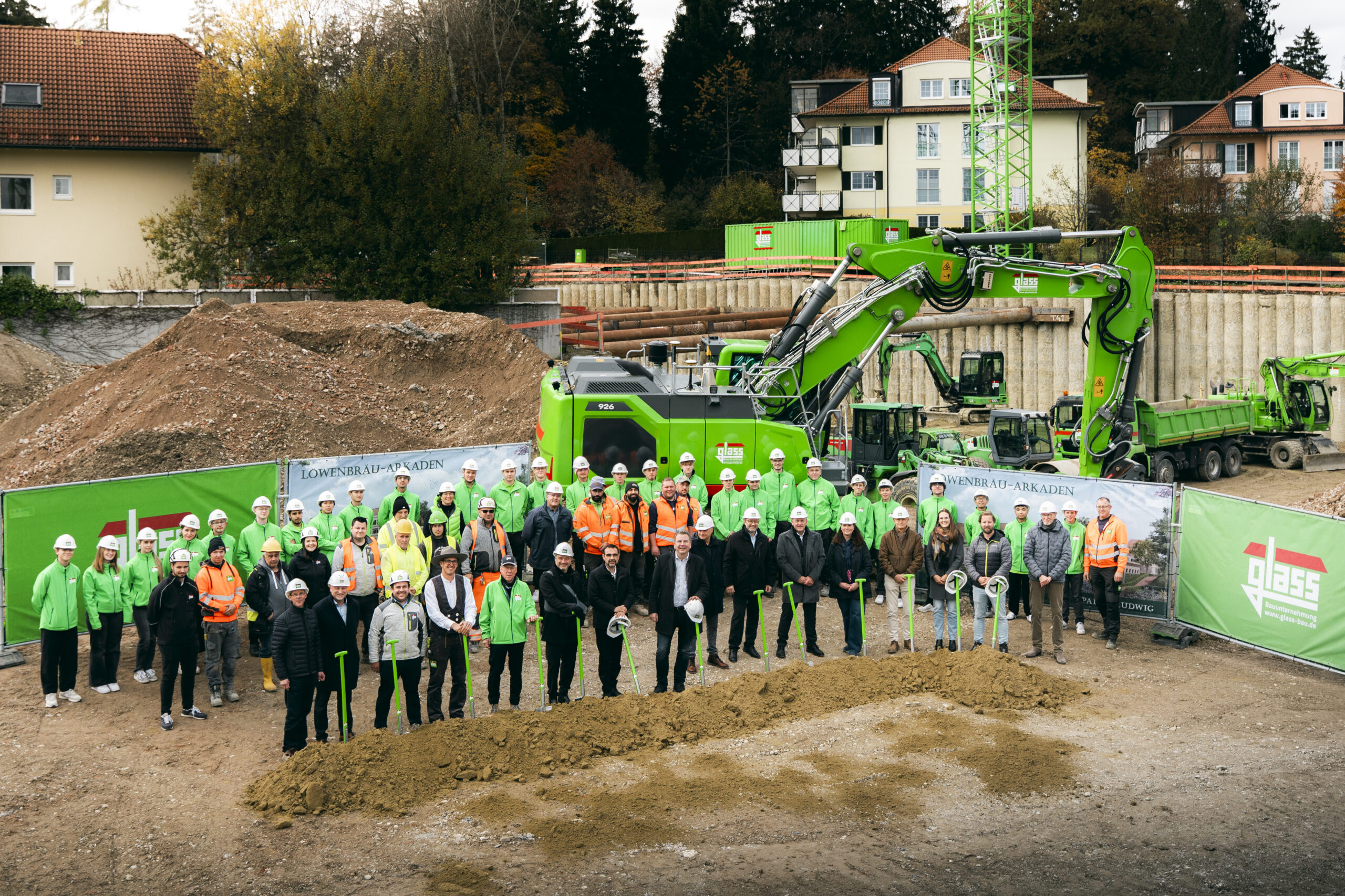 Feierlicher Spatenstich beim Bauprojekt LÖWENBRÄU ARKADEN mit Björn und Dieter Glass sowie Glass-Azubis