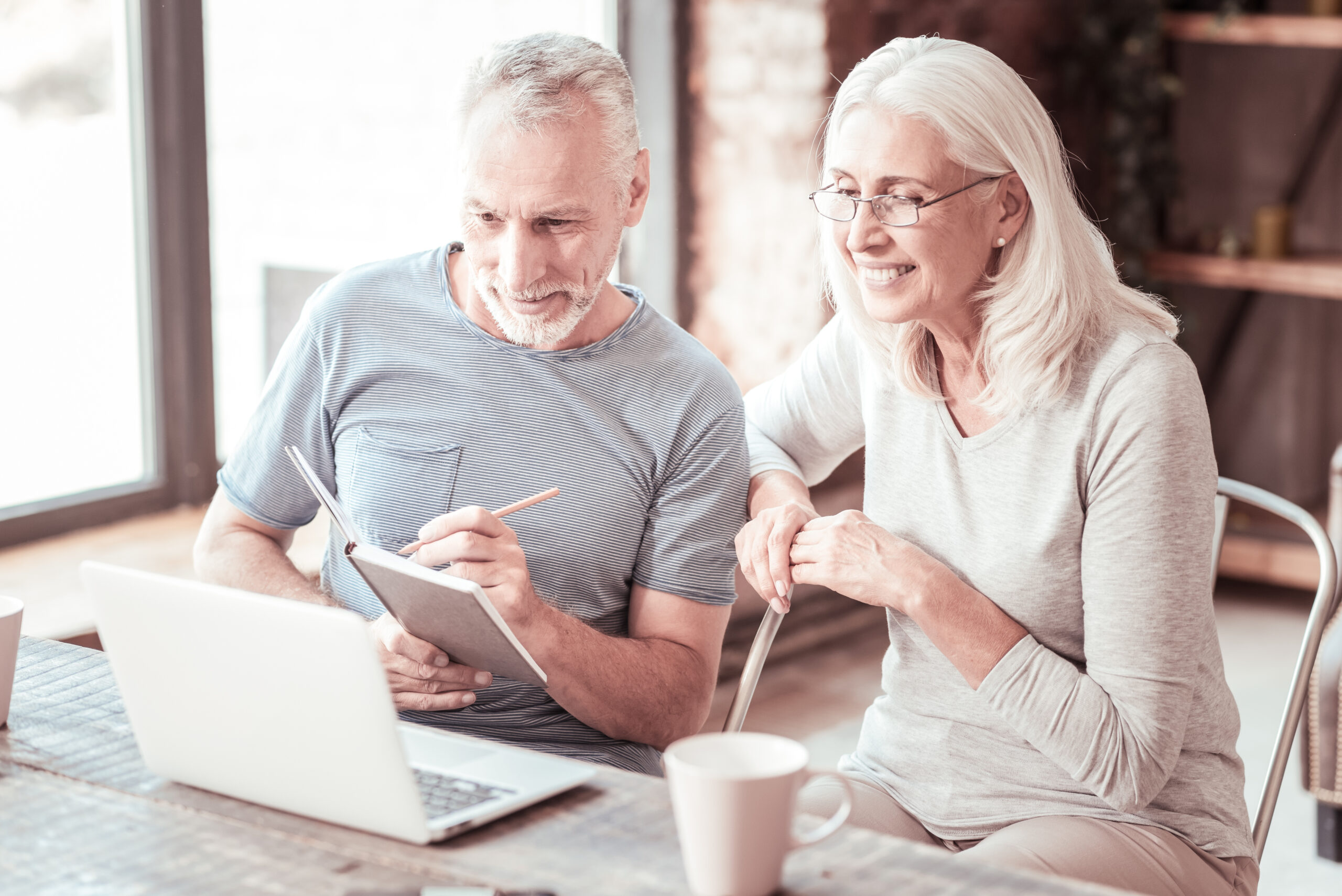 Millionen Babyboomer gehen in Rente. Erfahren Sie, wie Unternehmen im Allgäu dem Fachkräftemangel jetzt aktiv begegnen können.