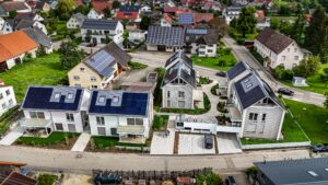 Nachhaltiges Wohnquartier in Westerheim mit energieeffizienten Fenster- und Türlösungen von Kneer-Südfenster.