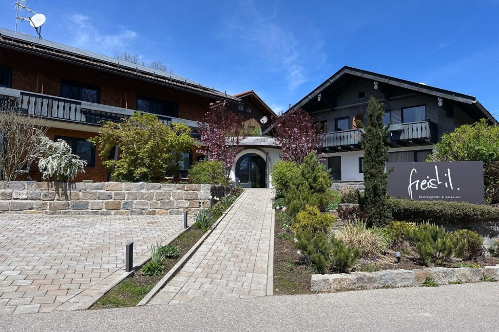 Das Boutiquehotel freistil. in Ofterschwang setzt auf regionale Küche, nachhaltige Energieversorgung und exklusive Tagungen.