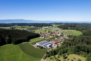 Luftaufnahme der Dorn Spritzguss GmbH in Tettnang-Hiltensweiler mit Produktionsgebäuden und Firmenstandort.