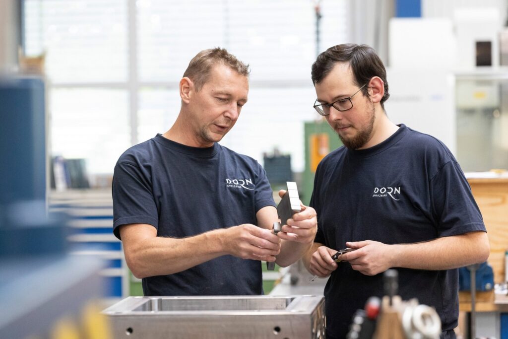 Ausbildung zum Feinwerkmechaniker Fachrichtung Werkzeugbau (m/w/d) bei der Dorn Spritzguss GmbH im modernen Werkzeugbau.
