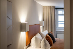 Zimmer und Außenansicht des Hotels Goldene Steig in Kempten – charmantes Stadthotel in zentraler Lage in der Allgäuer Altstadt.