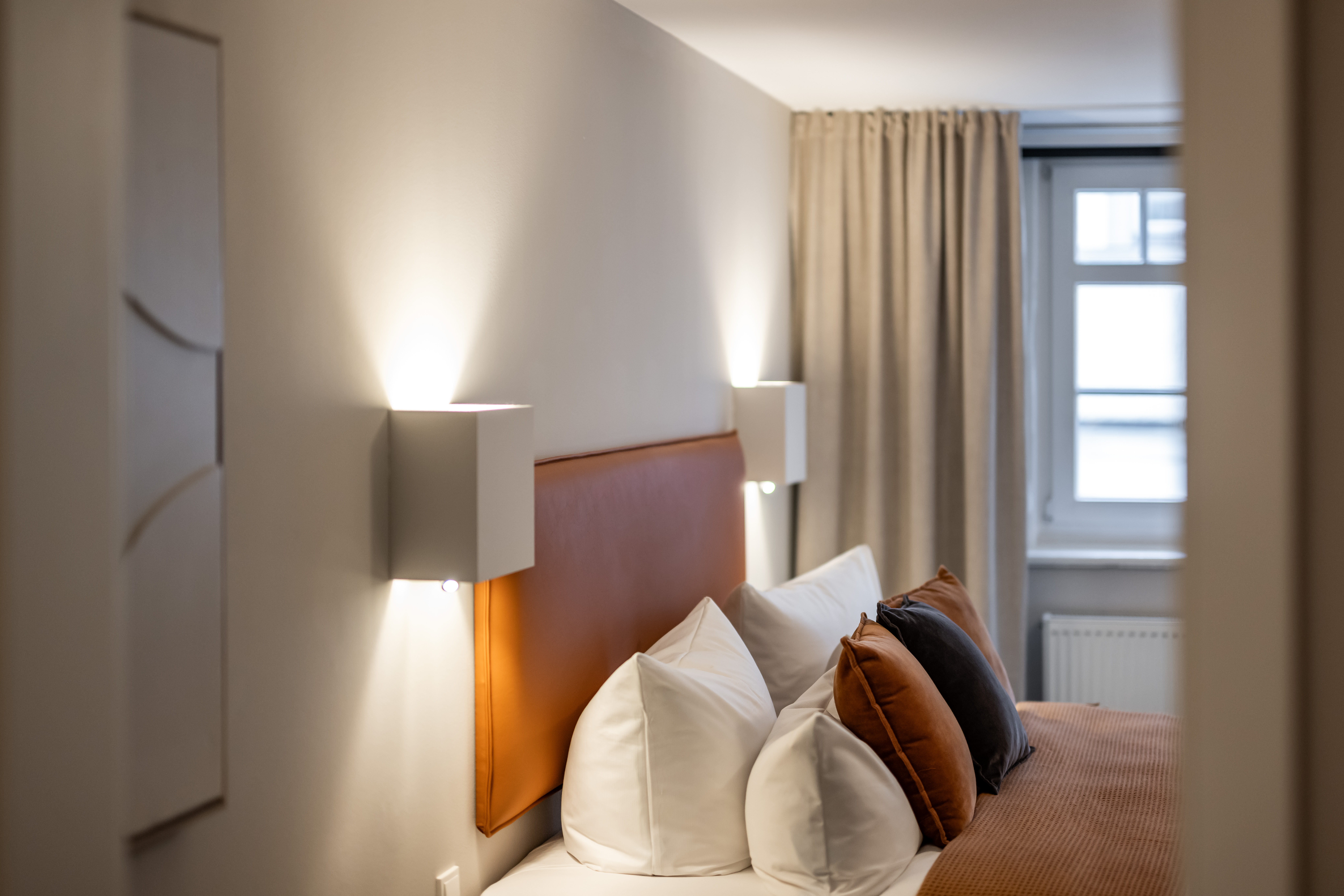 Zimmer und Außenansicht des Hotels Goldene Steig in Kempten – charmantes Stadthotel in zentraler Lage in der Allgäuer Altstadt.