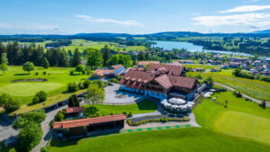 Hotel Gsteig in Lechbruck am See mit Golfplatz und Blick auf die Allgäuer Landschaft