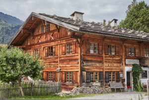 Schankwirtschaft Pfronten in traditionellem Holzhaus im Allgäu