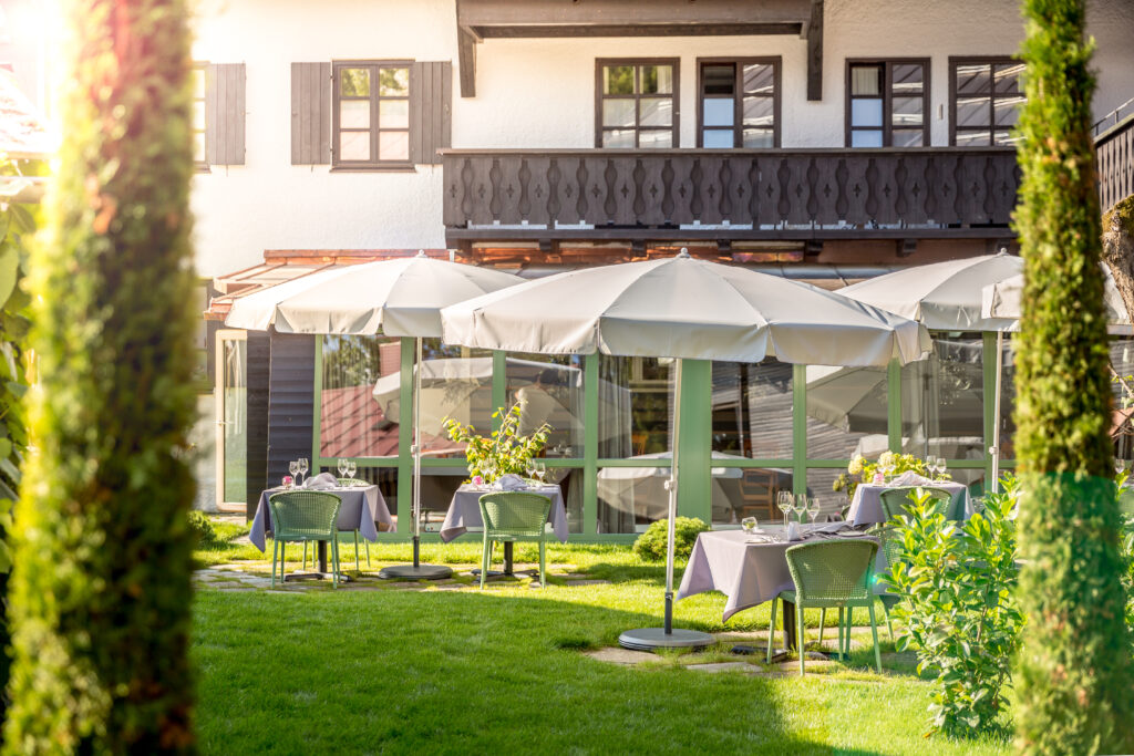 Restaurant Das Maxi in Oberstdorf mit gedecktem Tisch im Außenbereich