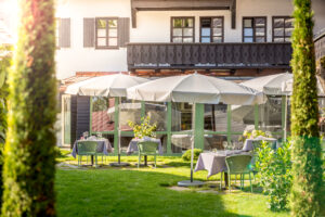 Restaurant Das Maxi in Oberstdorf mit gedecktem Tisch im Außenbereich