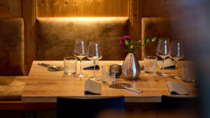 Restaurant La Vallée in Riezlern im Kleinwalsertal mit stilvoll gedecktem Tisch