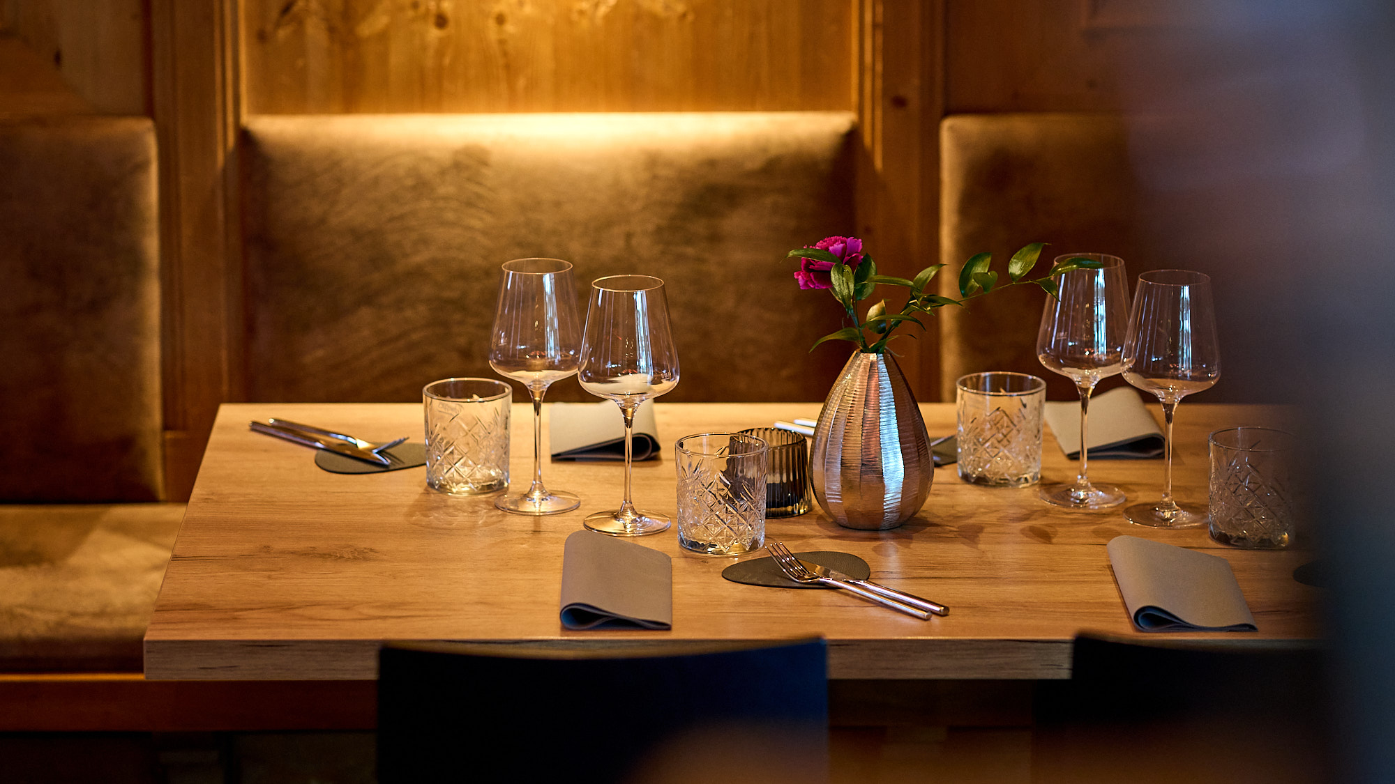 Restaurant La Vallée in Riezlern im Kleinwalsertal mit stilvoll gedecktem Tisch
