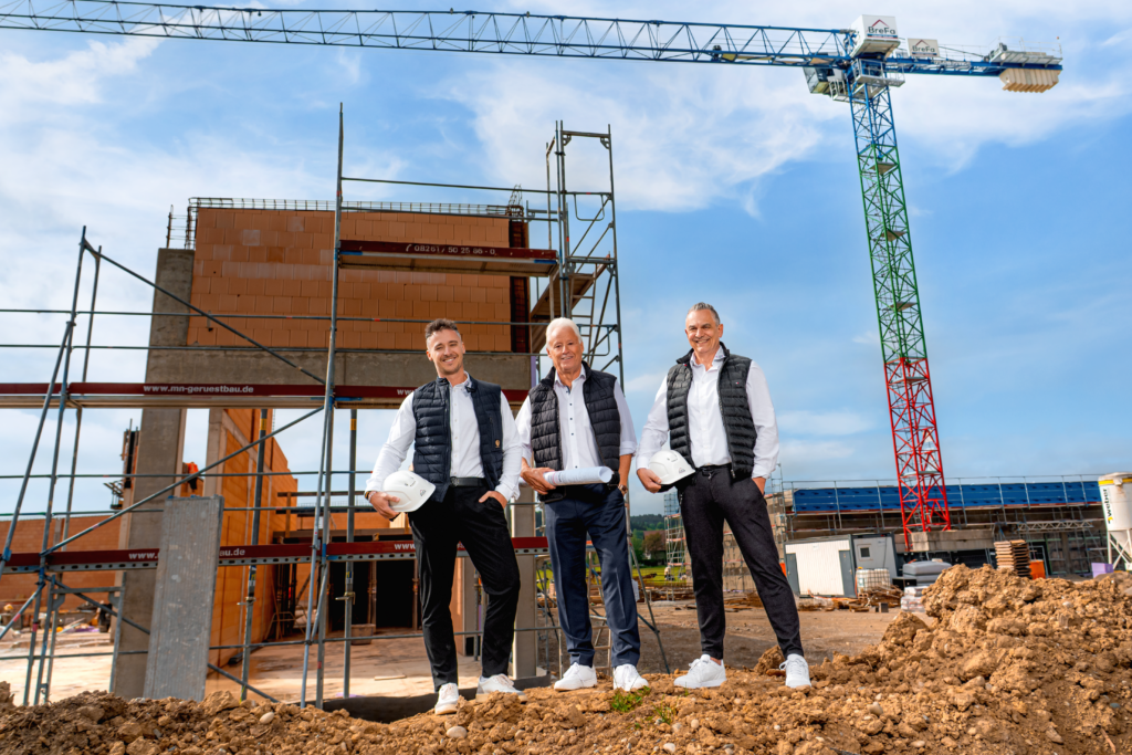 Geschäftsführung der BreFa Bauunternehmung auf einer Baustelle in Woringen im Unterallgäu