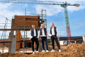 Geschäftsführung der BreFa Bauunternehmung auf einer Baustelle in Woringen im Unterallgäu