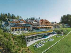 PANORAMA Allgäu Spa Resort in Rückholz mit Wellnessbereich und Blick auf die Allgäuer Berge