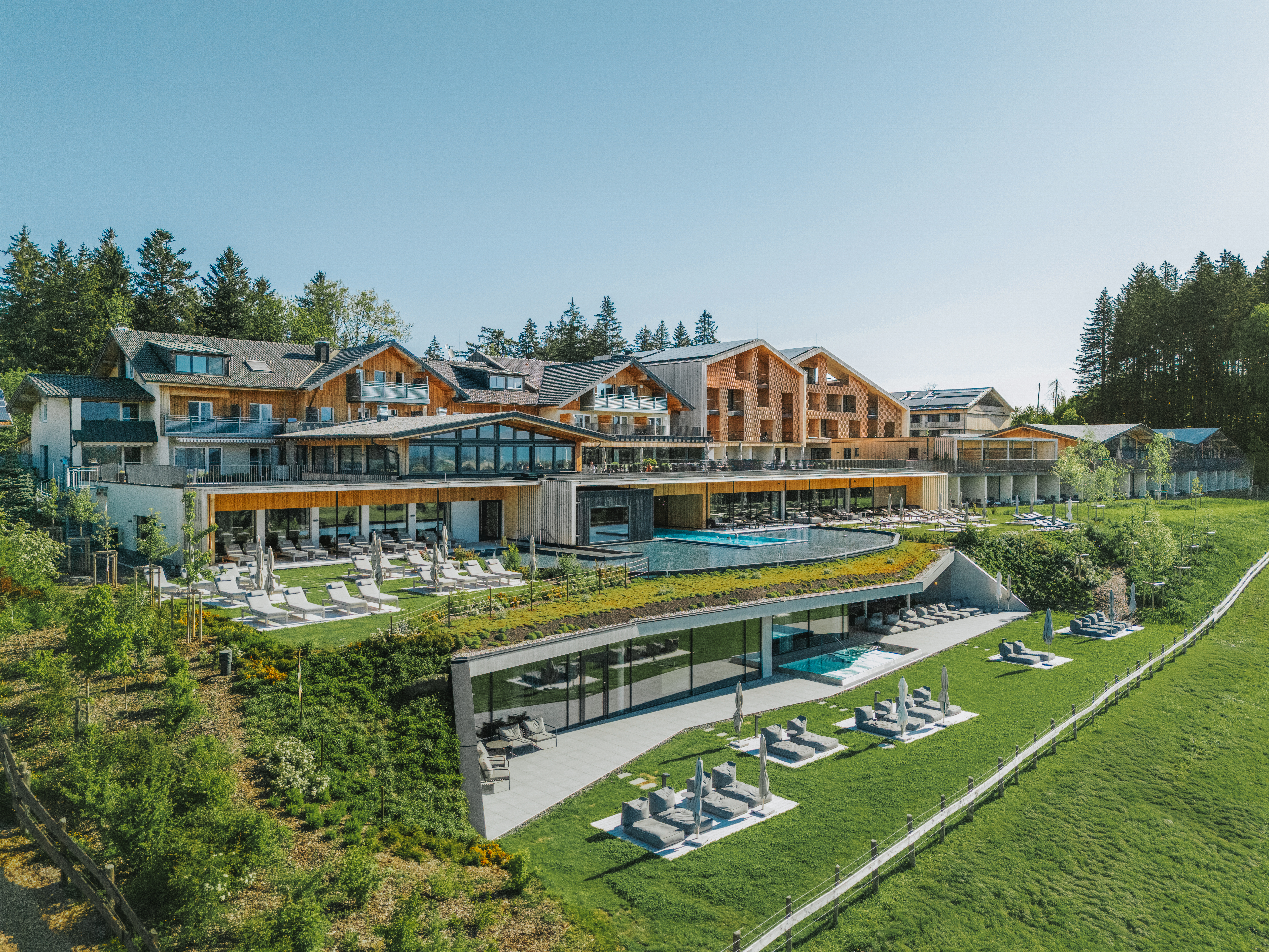 PANORAMA Allgäu Spa Resort in Rückholz mit Wellnessbereich und Blick auf die Allgäuer Berge