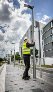 DEKRA Sachverständiger bei der zerstörungsfreien Mastprüfung mit dem mastap®-Verfahren