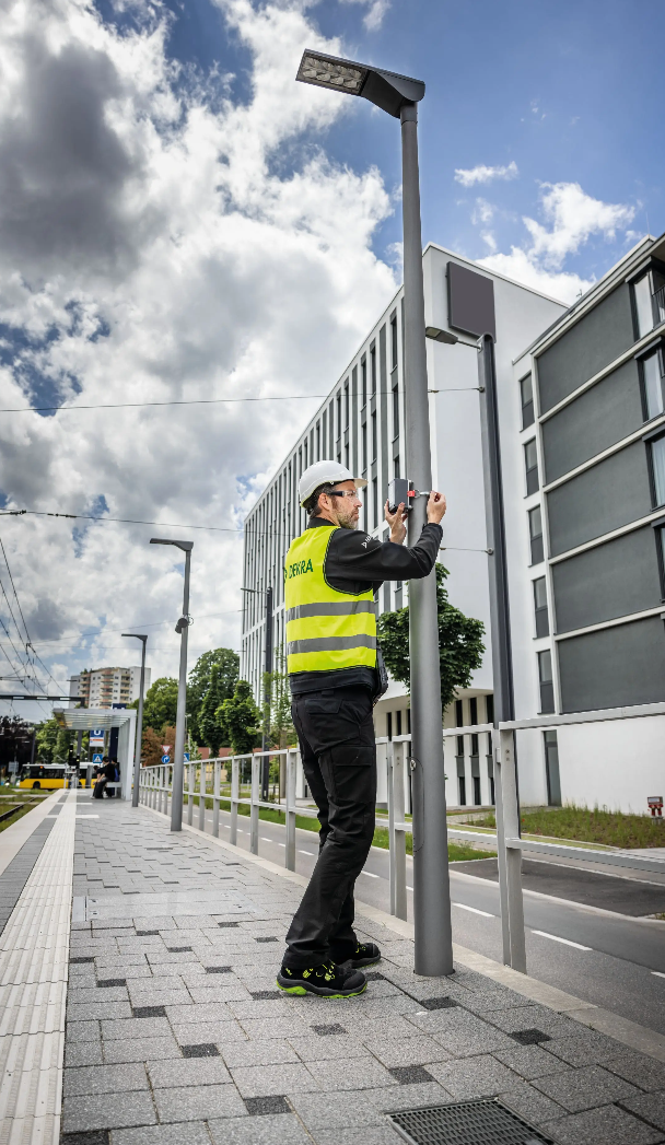 DEKRA Sachverständiger bei der zerstörungsfreien Mastprüfung mit dem mastap®-Verfahren