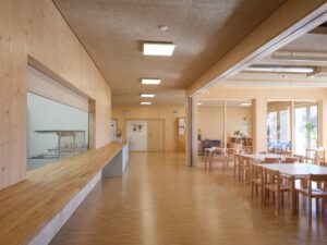 Moderner Holzsystembau von SÄBU Holzbau mit Mensaraum einer Schule in Garching