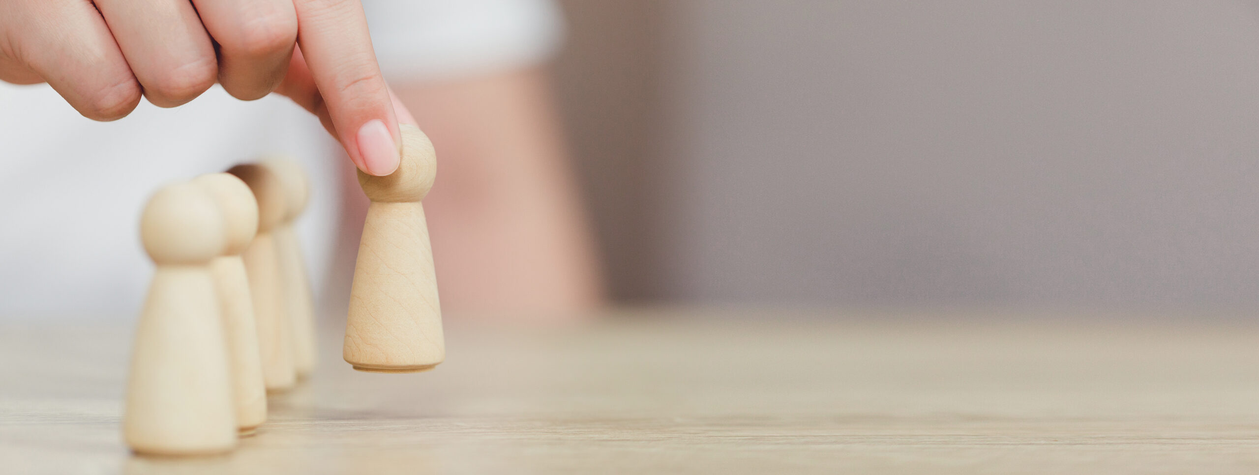 Gute Führung stärkt Mitarbeiterbindung und Leistung. Erfahren Sie, wie Unternehmen im Allgäu Führungsqualität systematisch verbessern.