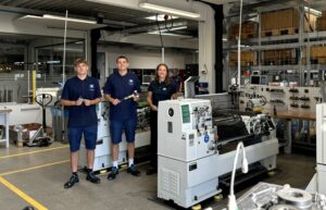 Auszubildende in der Lehrwerkstatt der Pumpenfabrik Wangen bei der Umsetzung der 5S-Methode