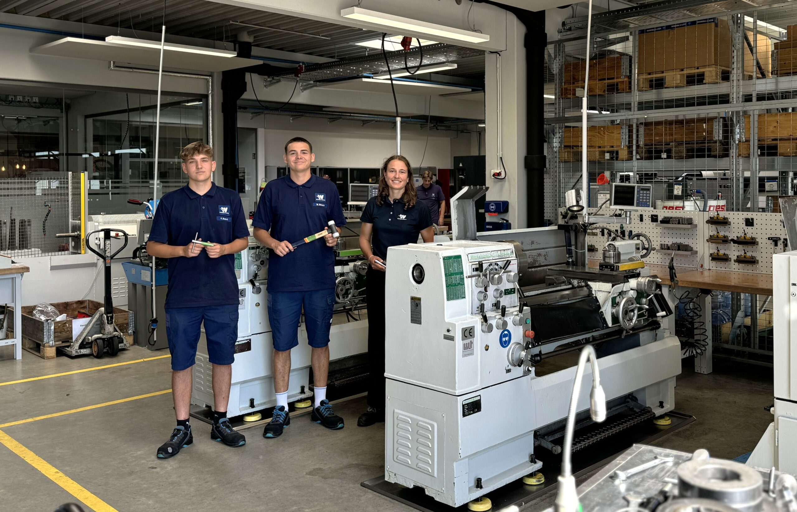 Auszubildende in der Lehrwerkstatt der Pumpenfabrik Wangen bei der Umsetzung der 5S-Methode
