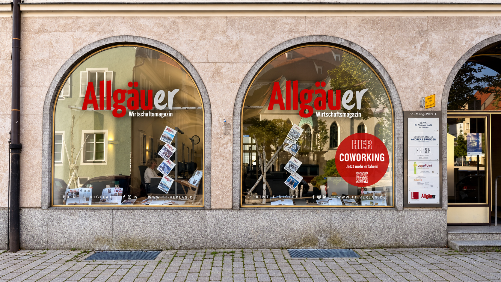 Schaufenster des Allgäuer Wirtschaftsmagazins am St.-Mang-Platz in Kempten