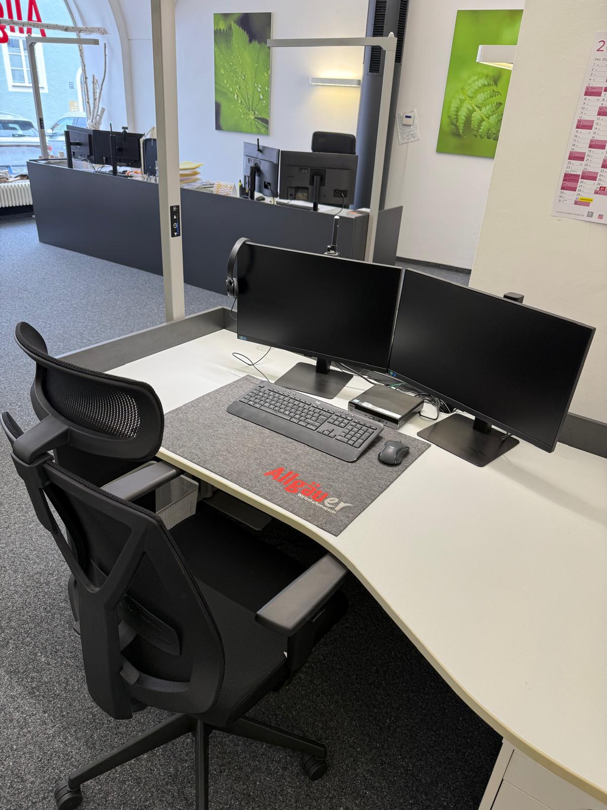 Coworking-Arbeitsplatz mit vorhandener Büroausstattung